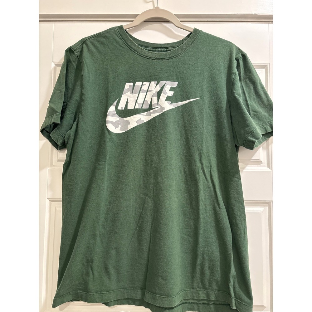 Nike Womens Forest Green Camo Logo Graphic T-Shirt Medium Cotton Crewneck Tee